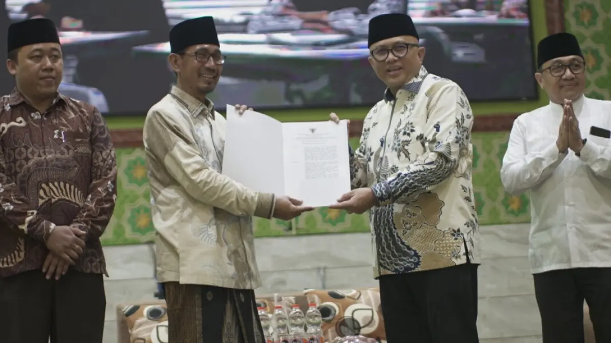 KOMITMEN PENDIDIKAN: Ditjen Pendis Kementerian Agama RI Prof. Dr. Arskal Salim, GP, M.Ag (kanan), menyerahkan surat KMA Nomor 206 Tahun 2026 terkait alih status STAI Nurul Islam Mojokerto menjadi Institut Nurul Islam kepada Rektor sekaligus pendiri dan Pengasuh YPP Nurul Islam Mojokerto Dr. KH Ahmad Siddiq, SE, MM, di Gedung Serba Guna Nuris 2, Kamis (30/4).