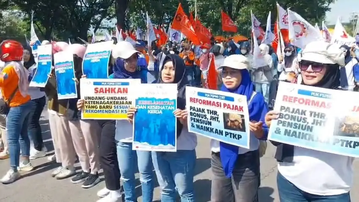 ASPIRASI:&nbsp;Massa aksi membentangkan poster dan spanduk yang berisi tuntutan dalam memperingati Hari Buruh Internasional atau May Day 2026 di kawasan Ngoro Industri Persada (NIP), Kabupaten Mojokerto, kemarin (1/5). (Rizal JPRM)