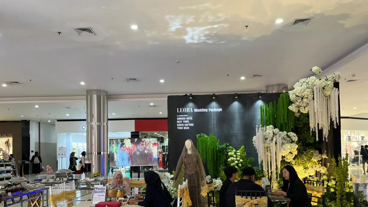 INTERAKSI: Pengunjung Sunrise Mall Mojokerto sedang mengunjungi stand di wedding showcase Jawa Kontemporer.
