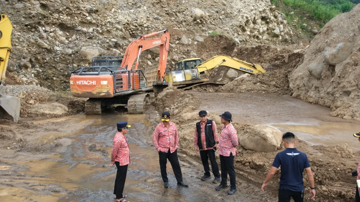 RUSAK LINGKUNGAN:&nbsp;Tim Terpadu Pertambangan MBLB Kabupaten Mojokerto menemukan adanya aktivitas galian C ilegal di kaki Gunung Anjasmoro, Desa Wiyu, Kecamatan Pacet, Kamis (23/4). (Khudori JPRM)