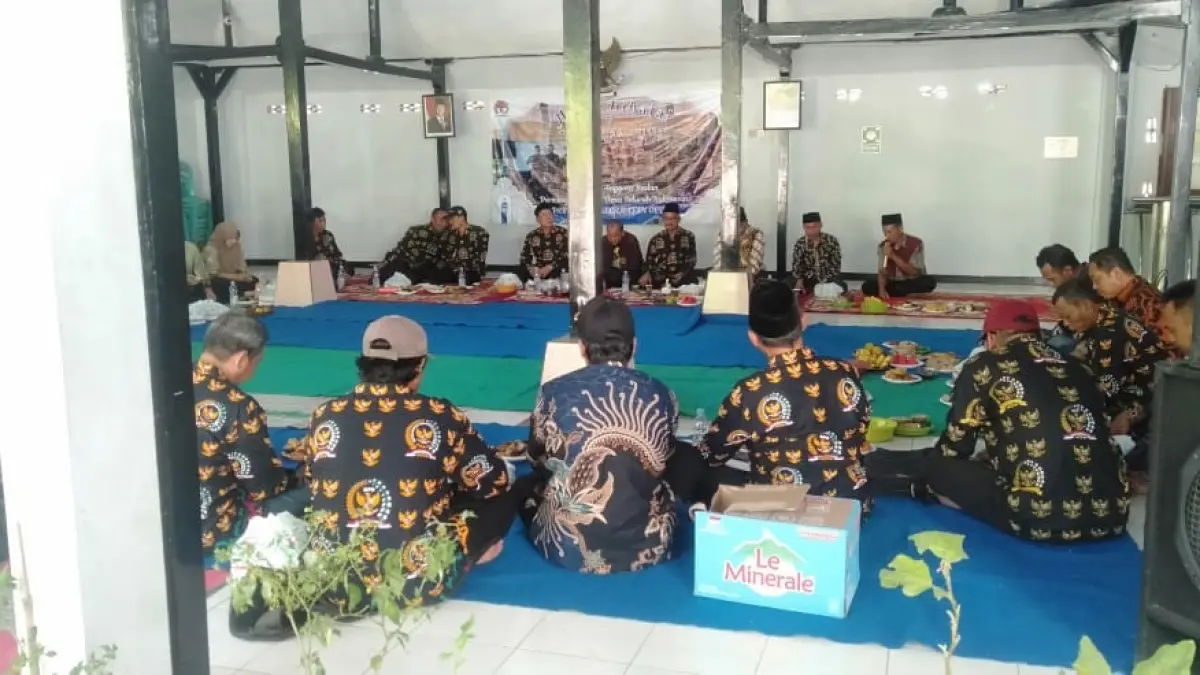 TINGKATKAN KOLABORASI: Suasana pertemuan rutin yang juga dibarengi dengan acara halalbihalal antarpengurus BPD Desa Kamantren, Minggu (26/4). (Oce JPRM)