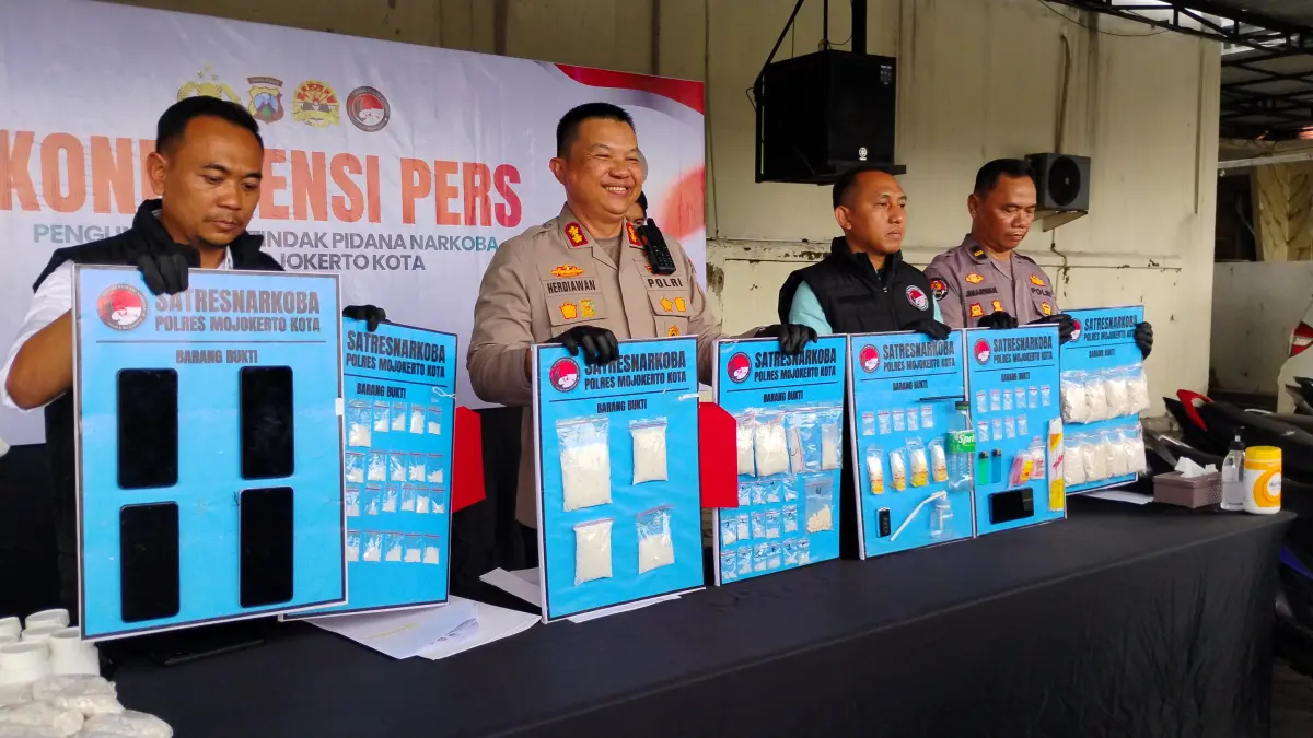 BARANG TERLARANG: Kapolres Mojokerto Kota AKBP Herdiawan Arifianto (tengah) menunjukkan barang bukti ungkap kasus narkoba saat pers rilis, Kamis (30/4). (Martda JPRM)