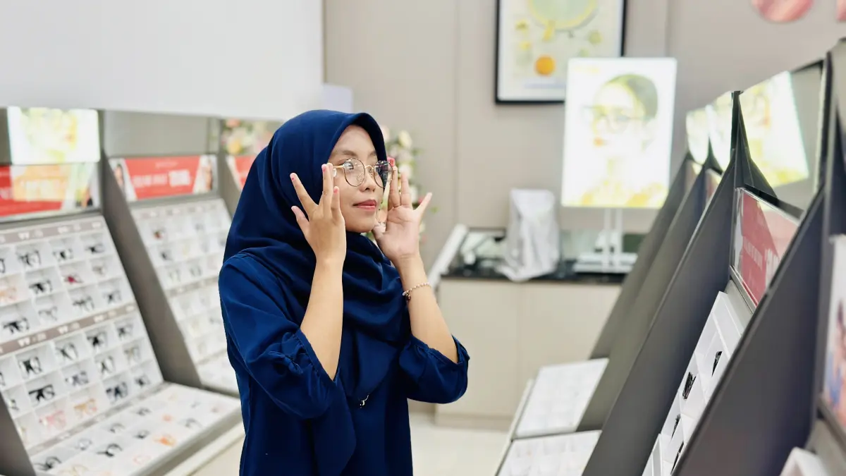 STYLISH: Pengunjung mencoba memakai kacamata produk terbaru dari Optik Yoga di Sunrise Mall 1 Lantai 1. (Dodik JPRM)