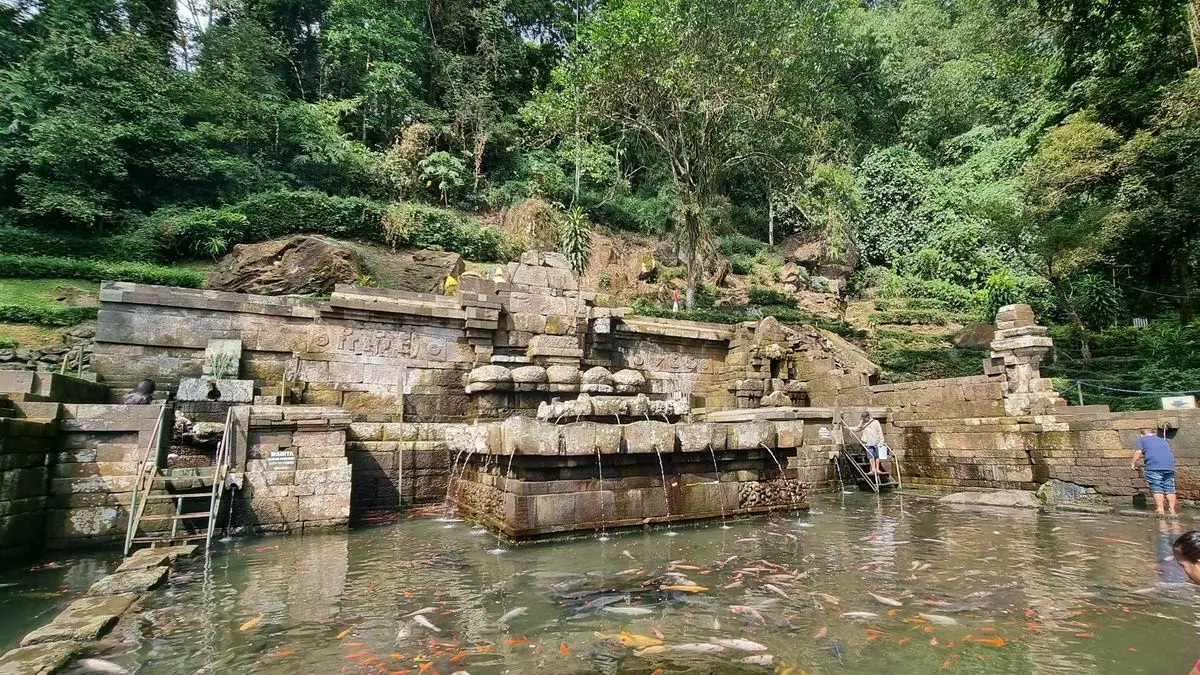  “Kolam Jolotundo di lereng Penanggungan, jejak spiritual Majapahit yang abadi. Air suci tak pernah surut, sejarah dan budaya berpadu dalam satu destinasi.”