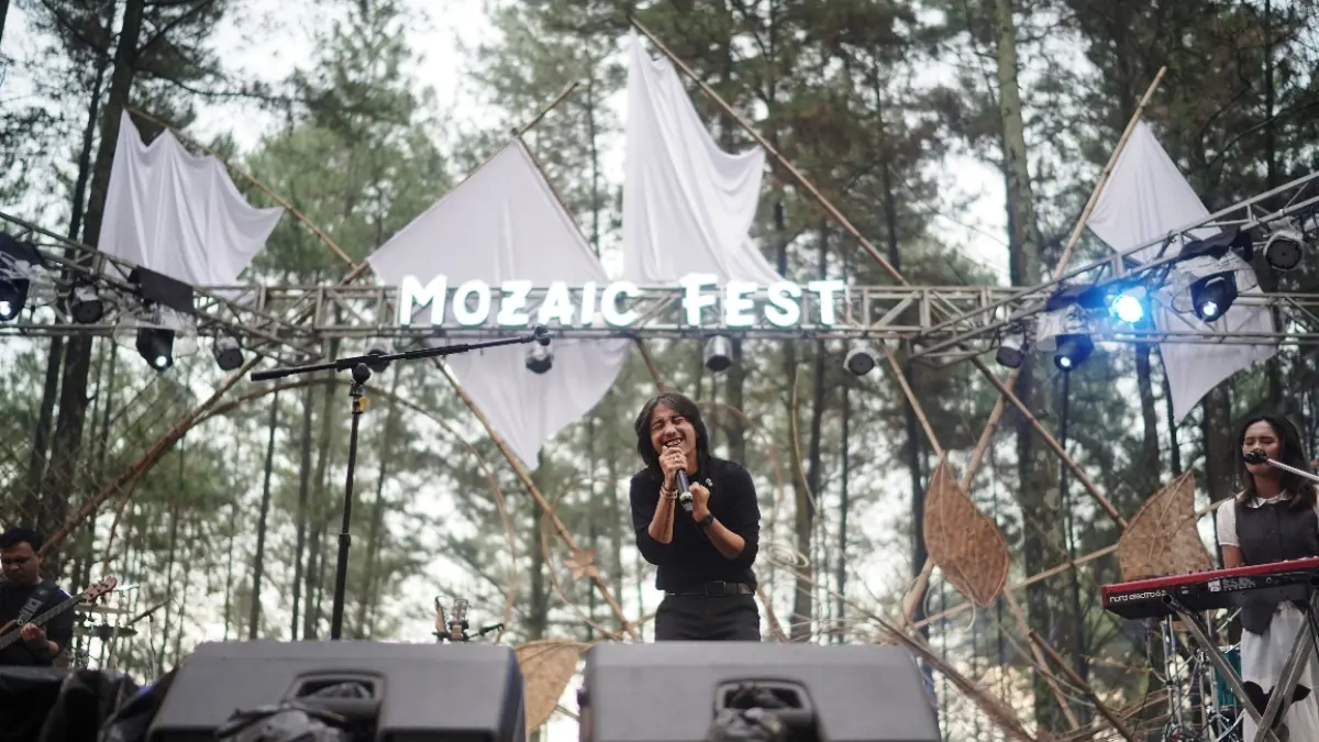 LINTAS GENERASI: Performa Fiersa Besari dan Yovie & Nuno saat menghibur penonton dalam konser Harmoni Musik di Pelukan Alam di Alas Soeko, Desa Sukosari, Kecamatan Trawas, Kabupaten Mojokerto, Sabtu (1/5).