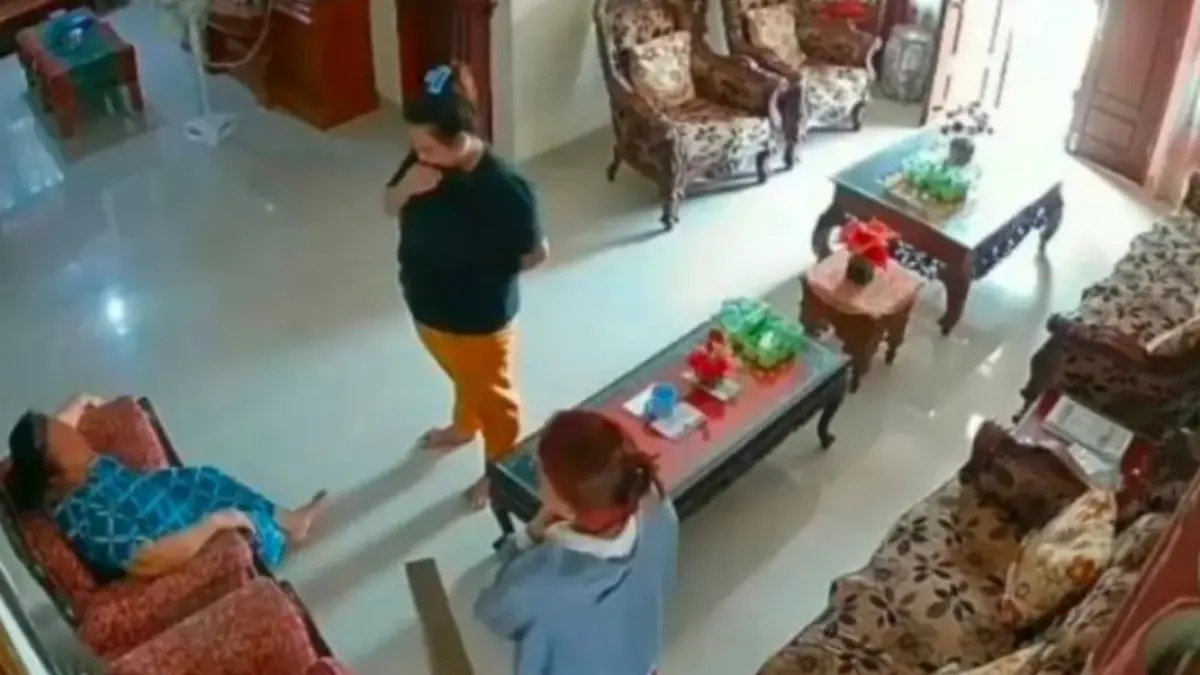 Tangkapan layar CCTV yang merekam detik-detik kejadian pembunuhan di rumah korban di Kecamatan Rumbai, Pekanbaru. (Sumber: Menit Indonesia)