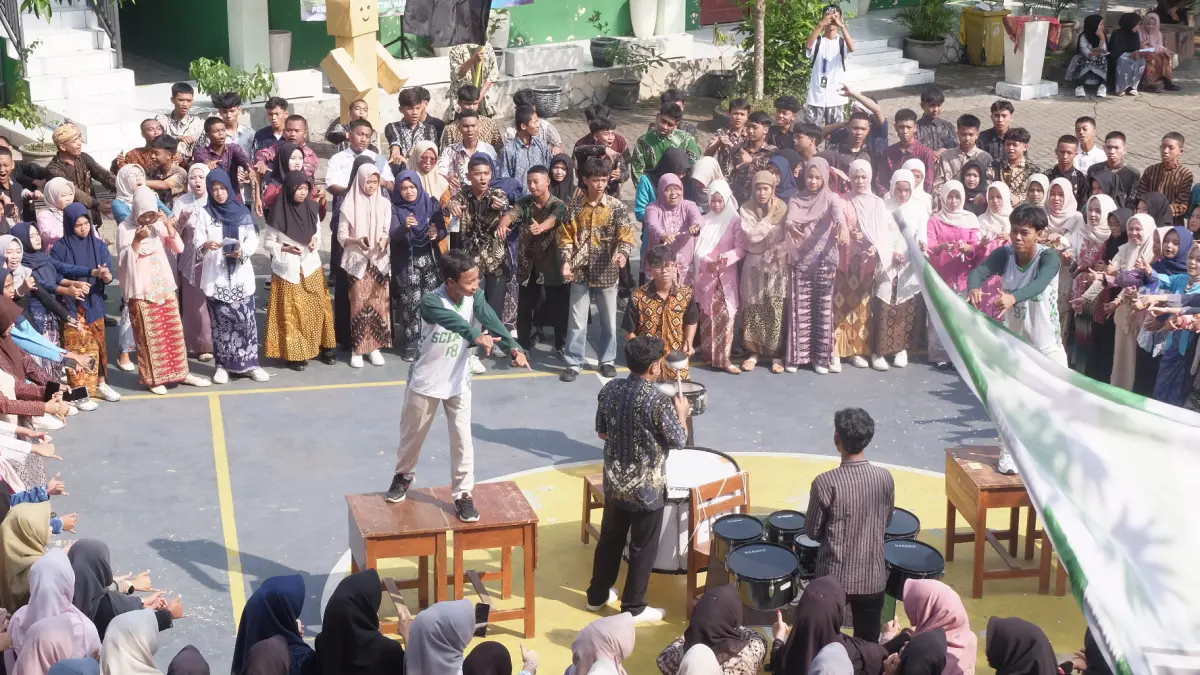 AKTIF DAN KREATIF: Suasana peringatan Hari Kartini dan Hari Pendidikan Nasional di MAN Kota Mojokerto yang disemarakkan dengan upacara dan berbagai lomba, Senin (4/5). (Oce JPRM)
