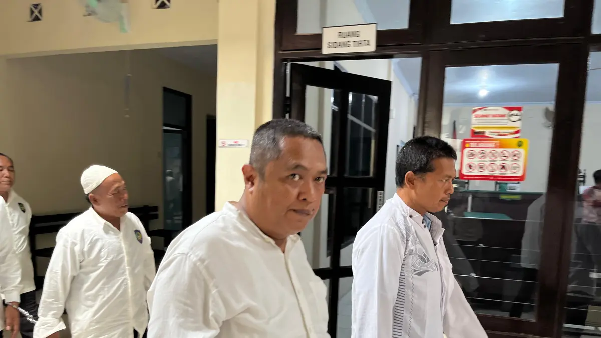 BERKURANG: Terdakwa pencurian kabel Telkom, Bernando Purba (kiri) usai menjalani sidang putusan di Pengadilan Negeri Mojokerto, kemarin (4/5). (Farisma JPRM)