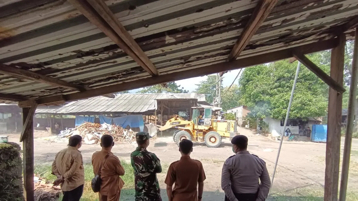DIKOSONGKAN:&nbsp;Petugas juru sita Pengadilan Negeri (PN) Mojokerto melakukan eksekusi pengosongan lahan di pabrik pengolah bulu ayam di Dusun Buluresik, Desa Manduro Manggung Gajah, Kecamatan Ngoro, kemarin (4/5). (Rizal JPRM)