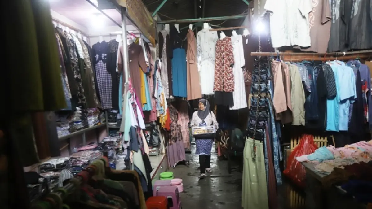 DITINGGAL PEDAGANG: Kondisi kios di Pasar Tanjung Anyar, Kota Mojokerto, yang disegel pemkot karena menunggak retribusi, kemarin (4/5).  (Sofan JPRM)
