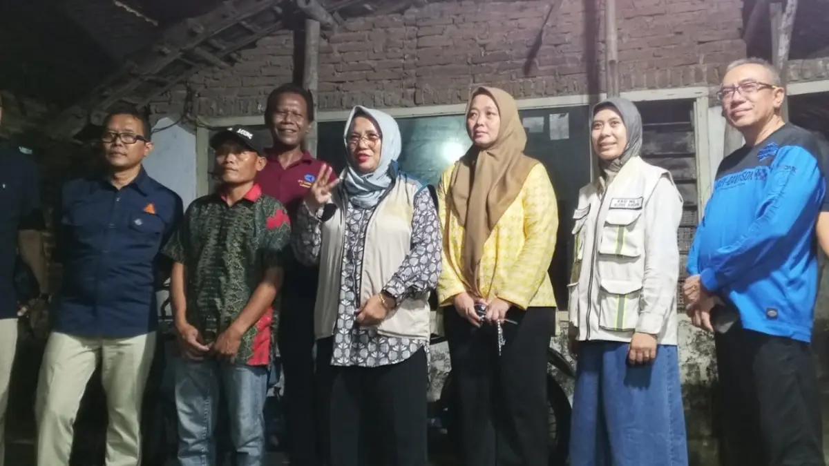 DITINJAU: Dirjen Permukiman dan Pedesaan Kementerian Perumahan dan Kawasan Permukiman saat meninjau lokasi penanganan kumuh di Desa Kedungmaling, Sabtu (2/5). (Indah JPRM)