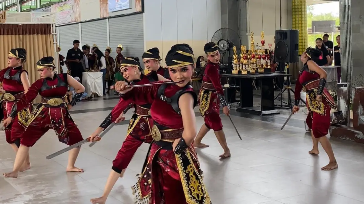 FOKUS: Penampilan peserta kategori beregu sedang menyajikan salah satu tari daerah. (Dodik JPRM)
