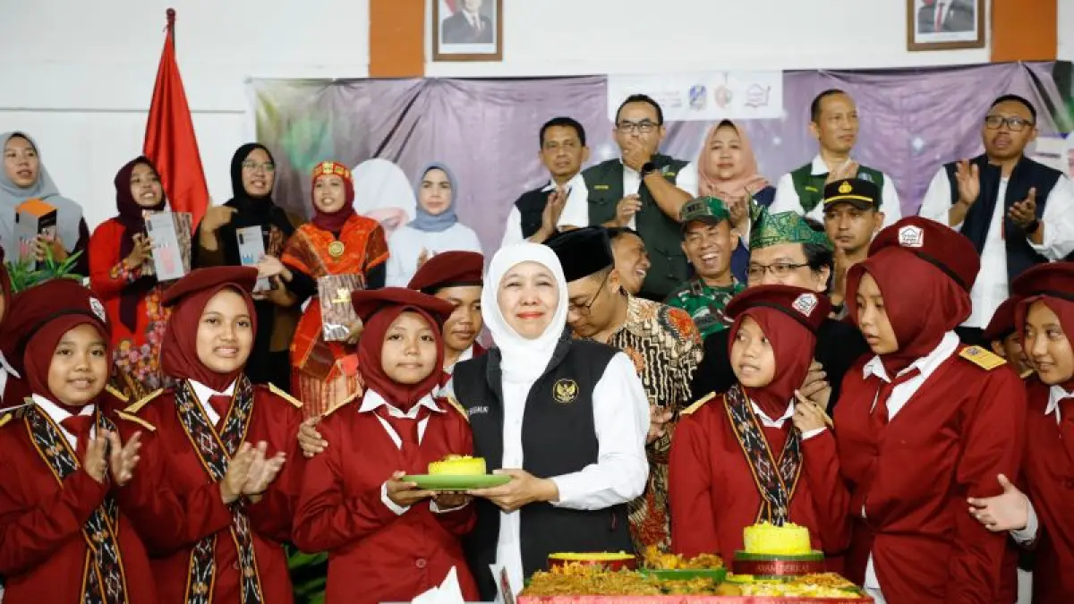 Gubernur Jawa Timur Khofifah Indar Parawansa saat merayakan Hari Pendidikan Nasional (Hardiknas) 2026 bersama siswa Sekolah Rakyat Menengah Pertama (SRMP) 15 Kabupaten Mojokerto. ANTARA/HO-Biro Adpim Pemprov Jatim.