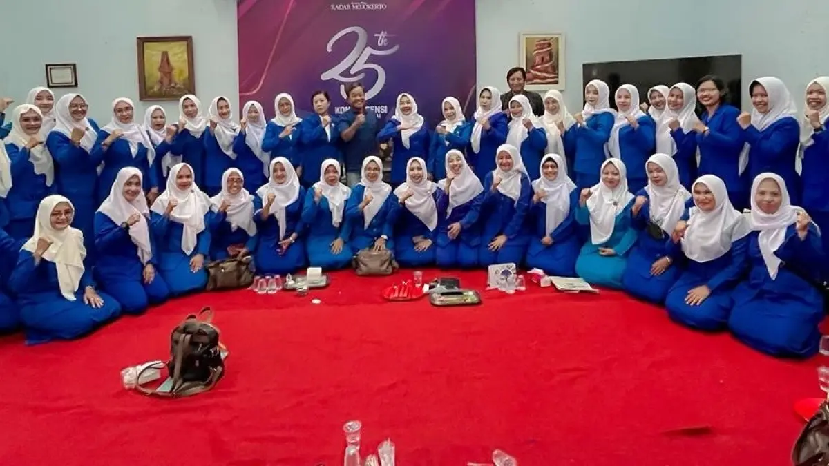 KOLABORASI: Pengurus IGTKI Kabupaten Mojokerto bersama tim JPRM foto bersama usai mendiskusikan konsep teknis lomba dalam Gebyar PAUD Ceria 2026 Bersama Ning Hanna, di aula JPRM, kemarin (4/5).  (Indah JPRM)