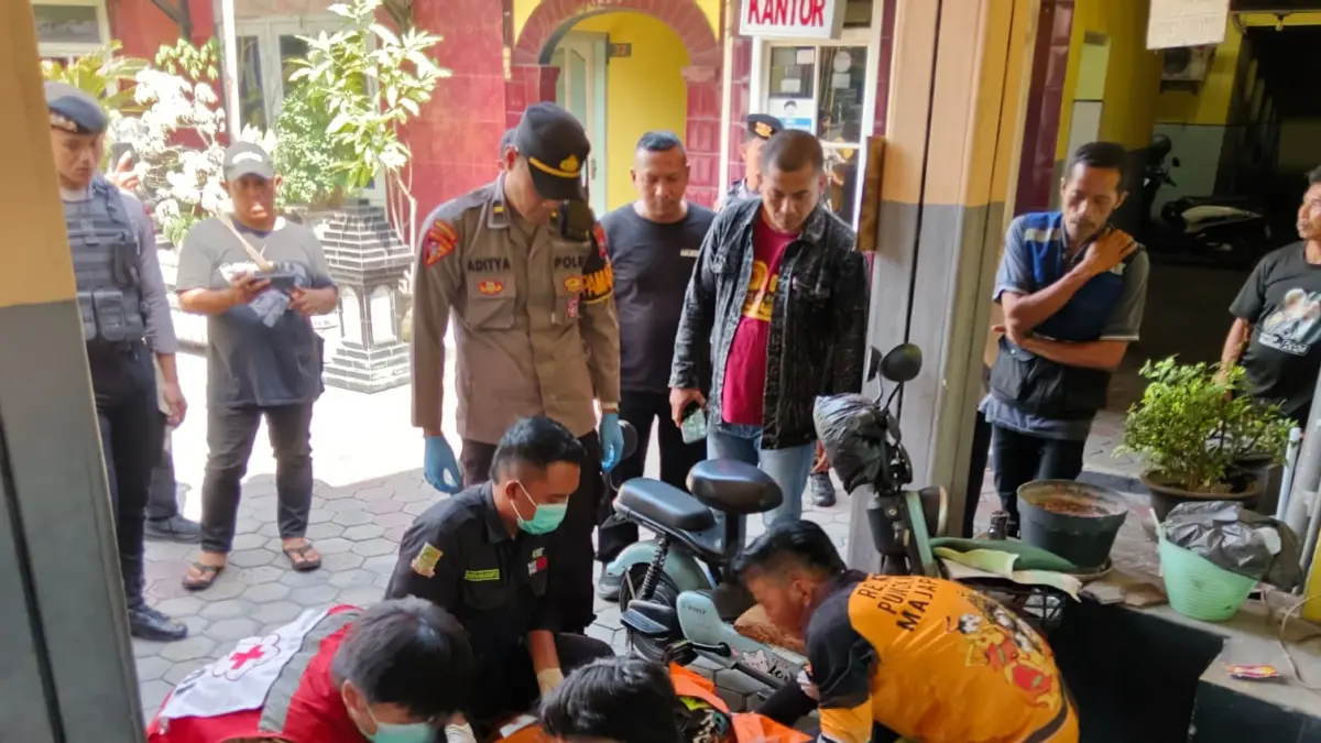 NAHAS: Petugas mengevakuasi jasad Bambang ke kamar jenazah RSUD dr. Wahidin Sudiro Husodo Kota Mojokerto, Sabtu (2/5). (Martda JPRM)