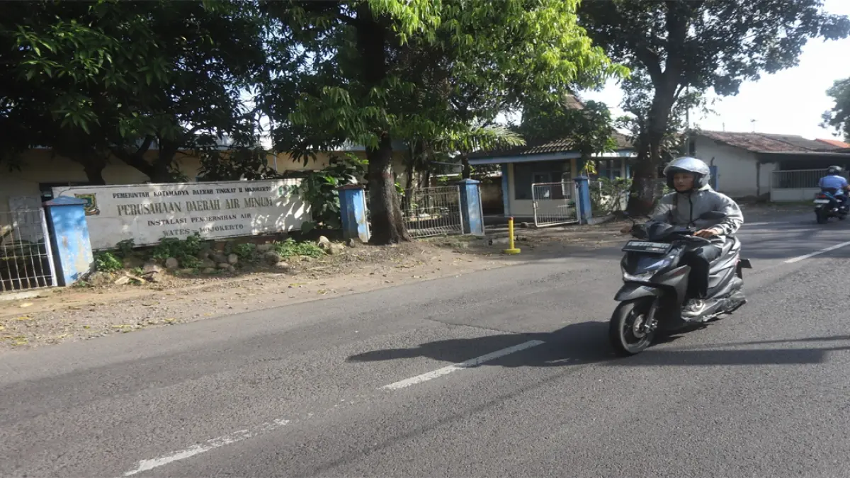 BELUM OPTIMAL: Pengendara melintas di depan instalasi penjernihan air PDAM Maja Tirta Kota Mojokerto di Jalan Mayjend Sungkono, Kelurahan Wates, Kecamatan Magersari, kemarin (3/5). BUMD milik pemkot tersebut belakangan menjadi sorotan dewan akibat belum mampu menyumbang PAD.&nbsp;