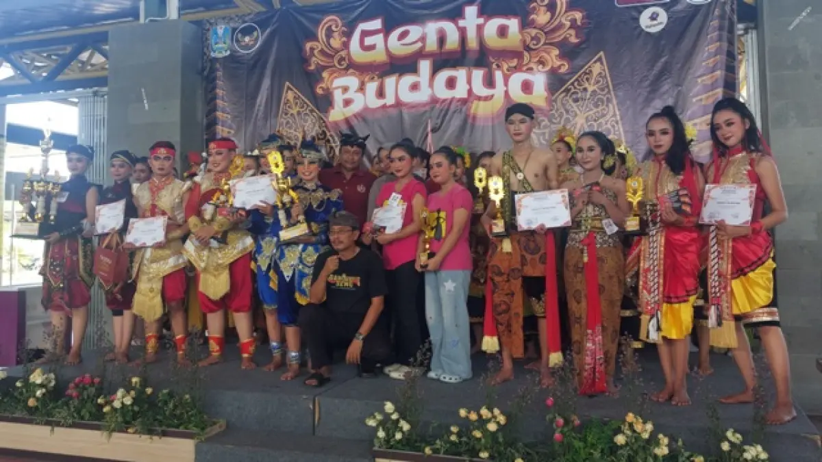 SENANG: Semua pemenang sedang foto bersama dengan dewan juri.