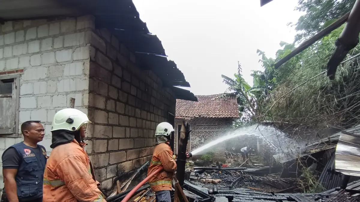 Tim Damkar BPBD Kabupaten Mojokerto melakukan upaya pemadaman dan pembasahan untuk menjinakkan api yang membakar kandang ternak di Desa Pesanggrahan, Kecamatan Kutorejo, kemarin (3/5).