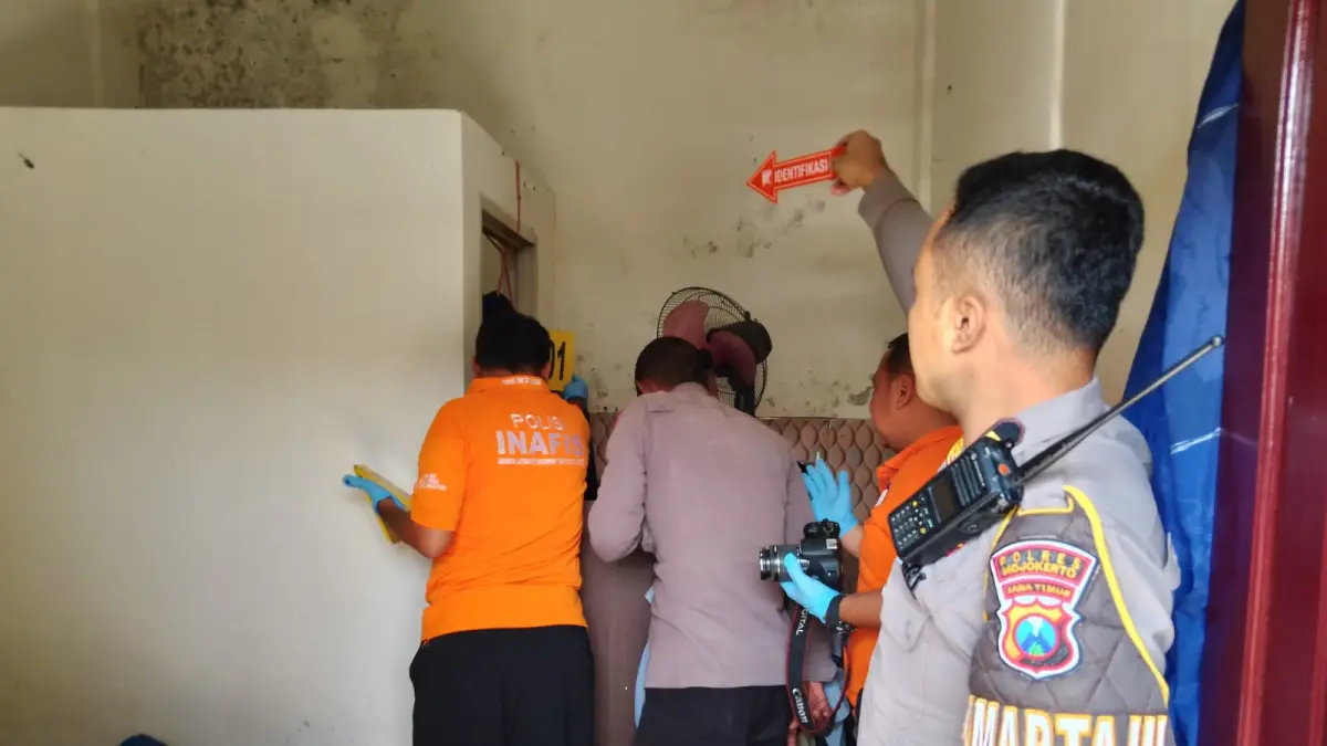 TRAGIS: Petugas Polsek Ngoro dan Tim Inavis Polres Mojokerto melakukan olah tempat kejadian dugaan bunuh diri seorang penghuni kos di Desa Wonosari, Kecamatan Ngoro, Kabupaten Mojokerto, kemarin (4/5) pagi.&nbsp;(Rizal JPRM)