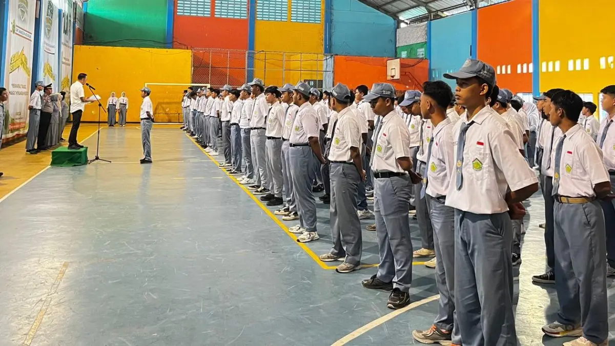 DI UJUNG PEMBELAJARAN: Ratusan siswa SMK Tamansiswa Kota Mojokerto mendengarkan imbauan dari sekolah untuk tidak merayakan kelulusan dengan euforia, seperti konvoi dan arakan-arakan di jalan, kemarin (5/5). (Arief JPRM)