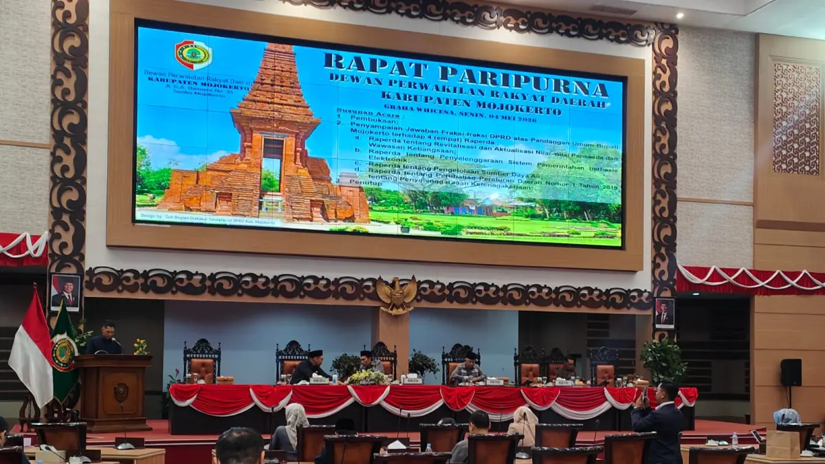 FUNGSI LEGISLASI:&nbsp;DPRD Kabupaten Mojokerto menggelar rapat paripurna, Senin (4/5). Salah satunya terkait jawaban fraksi atas Raperda Pengelolaan Sumber Daya Air (SDA). (Dori JPRM)
