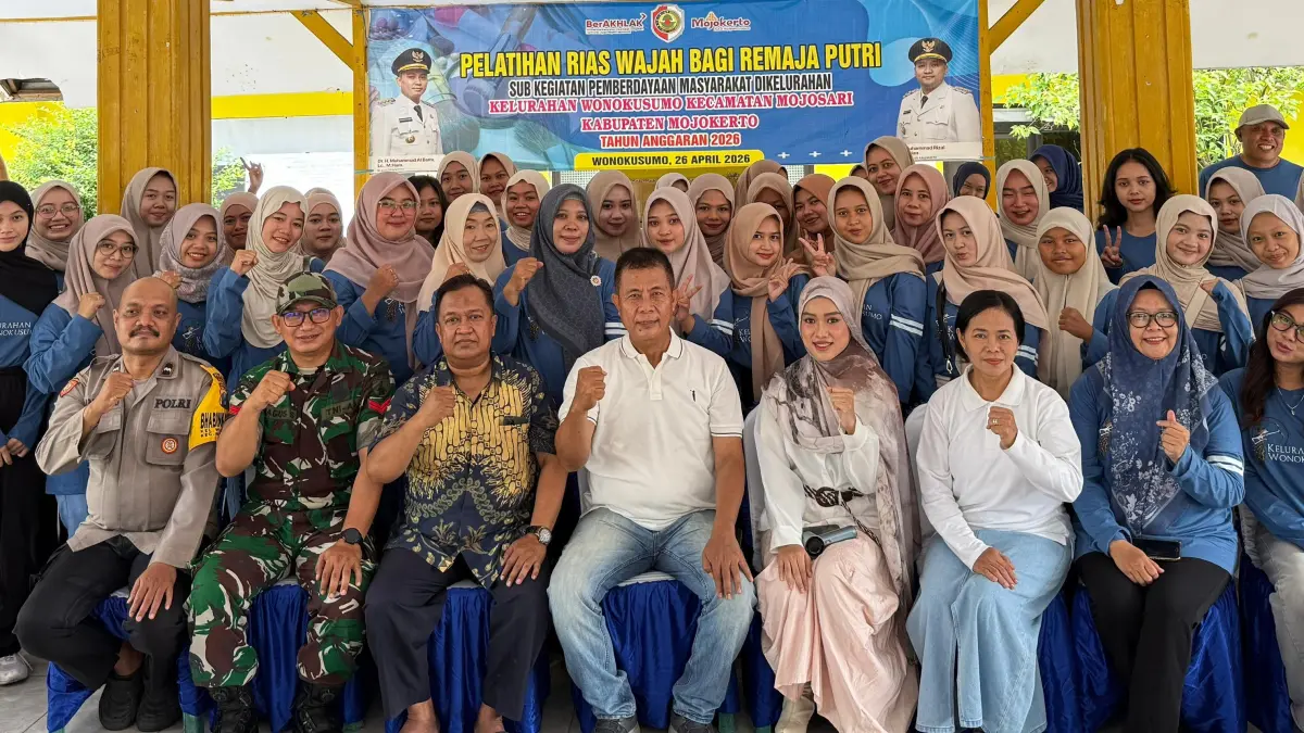 KEAHLIAN BARU: Warga Kelurahan Wonokusumo, Kecamatan Mojosari, Kabupaten Mojokerto, mengikuti pelatihan merias wajah, Minggu (26/4). (dok Kelurahan Wonokusumo for JPRM)