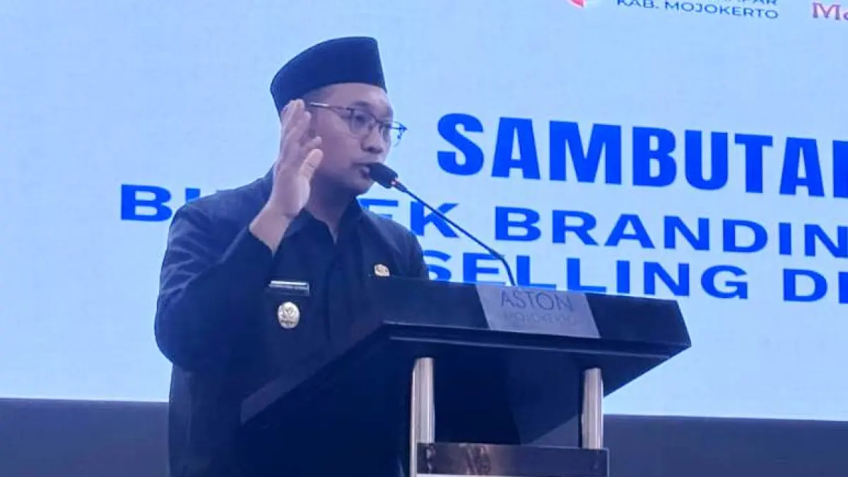 KOLABORASI: Wakil Bupati Mojokerto dr Muhammad Rizal Octavian memberi arahan kepada pegiat wisata desa untuk meningkatkan kreativitasnya agar mampu menumbuhkan ekonomi kreatif, saat bimtek di Aston Senin (4/5). (Dori JPRM)