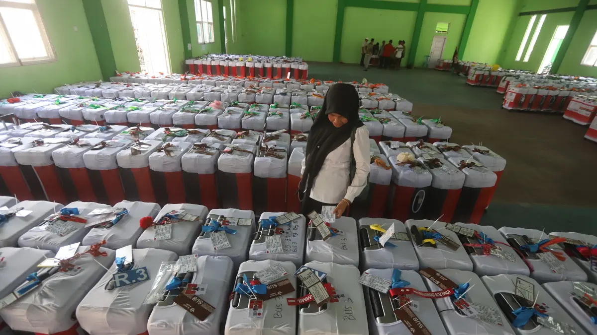 KOPER HAJI: Petugas memeriksa koper calon jemaah haji (CJH) di Aula MAN Sooko, kemarin (5/5). Rombongan CJH baik dari Kabupaten maupun Kota Mojokerto bakal meninggalkan Tanah Air mulai hari ini.&nbsp;(Sofan JPRM)