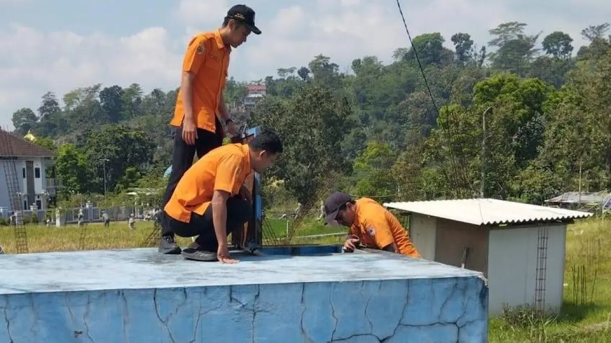 PANTAU KETERSEDIAAN: Tim BPBD Kabupaten Mojokerto melakukan monitoring stok air di tandon yang berada di salah satu desa yang rawan terjadi bencana kekeringan di Kecamatan Ngoro, Senin (4/5). (Rizal JPRM)