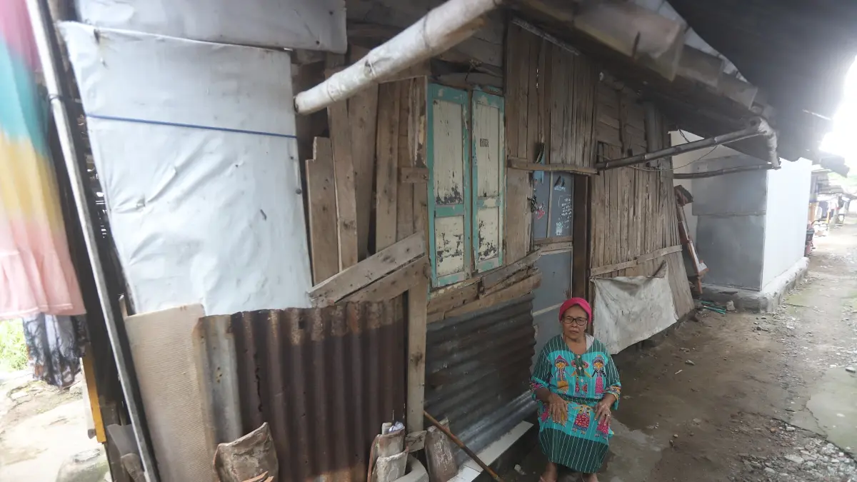 POTRET KEMISKINAN KOTA: Kartiyah, warga Lingkungan Pekayon, Kelurahan/Kecamatan Kranggan, Kota Mojokerto di depan rumah gubuknya, Selasa (5/5). (Sofan JPRM) 