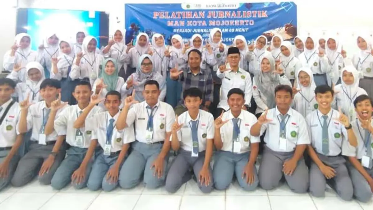 SEMANGAT BERKARYA: Siswa MAN Kota Mojokerto mengikuti pelatihan jurnalistik yang digelar Jawa Pos Radar Mojokerto di aula MAN Kota Mojokerto, kemarin (5/5). (Indah JPRM)