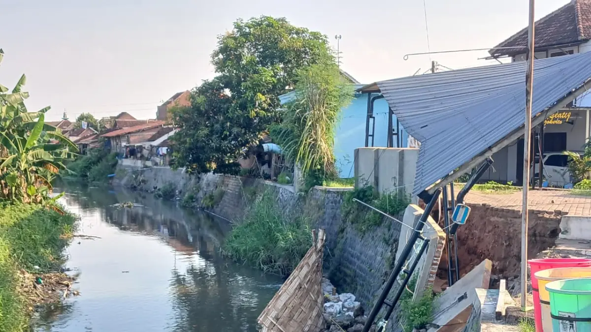 TAMBAH PARAH: Kondisi tanggul Sungai Sadar di Lingkungan Ngaglik, Kelurahan/Kecamatan Kranggan, Kota Mojokerto, yang ambrol dan menggerus bangunan, kemarin (5/5). (Adi JPRM)