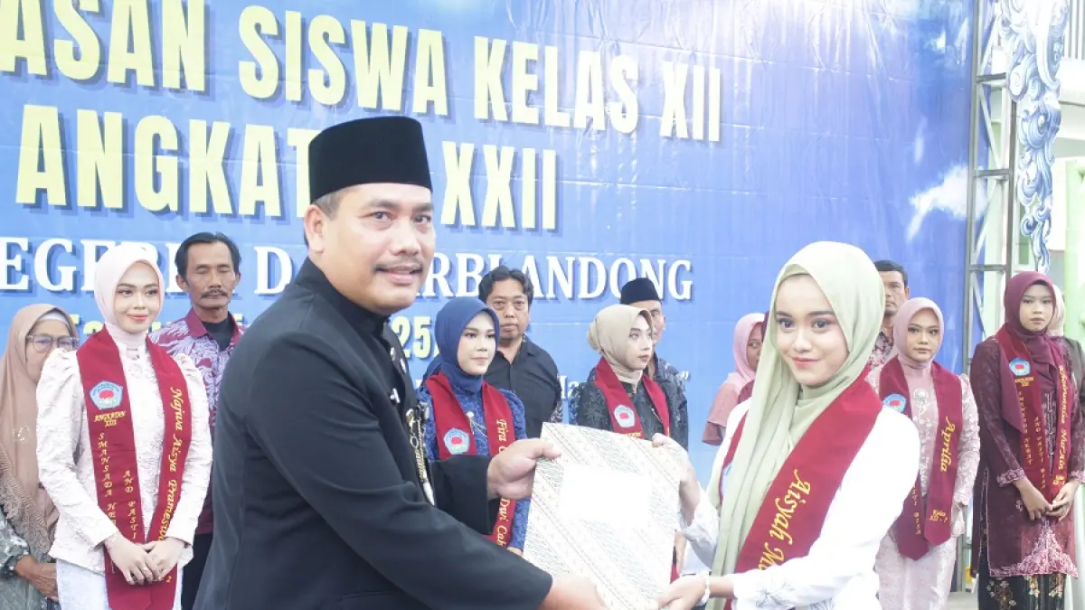BERSEMANGAT: Kepala SMAN 1 Dawarblandong Edy Sucahyono mendampingi siswanya yang berhasil meraih kejuaraan di berbagai bidang lomba di ajang FLS3N tingkat kabupaten, beberapa waktu lalu. 