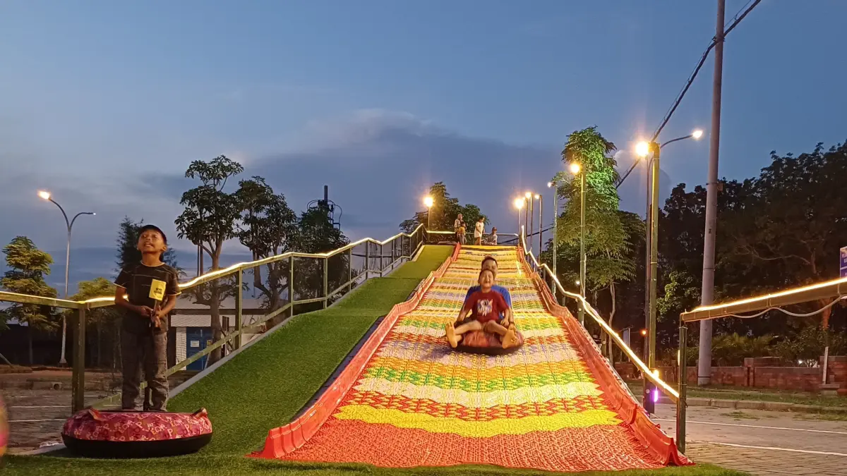 CERIA: Pengunjung Pasar Semeru Kota Mojokerto sedang menikmati wahana Rainbowslide. Wahana ini memberikan sensasi pengalaman meluncur dari ketinggian dengan tingkat keamanan memadai. (Dodik JPRM)