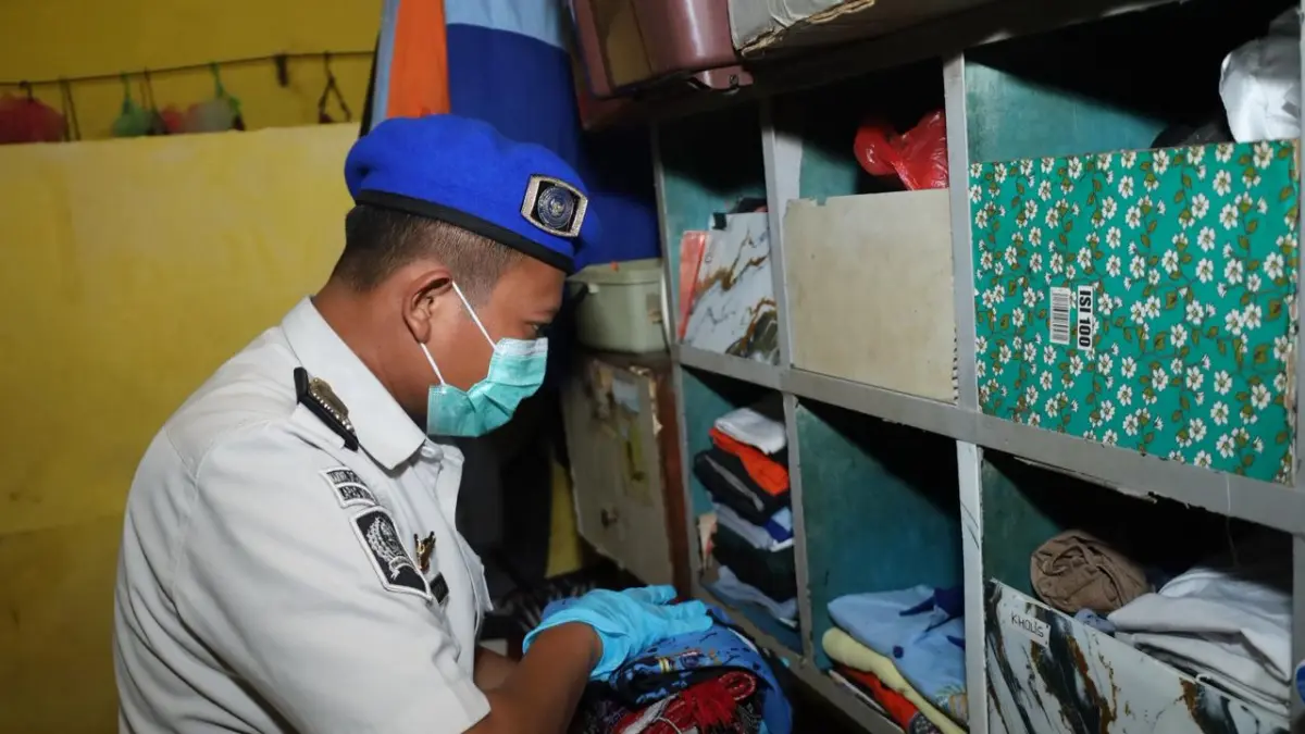 DETEKSI DINI: Petugas Lapas Kelas II-B Mojokerto memeriksa kamar dan warga binaan dalam razia zero halinar, Selasa (5/5). (Adi JPRM)