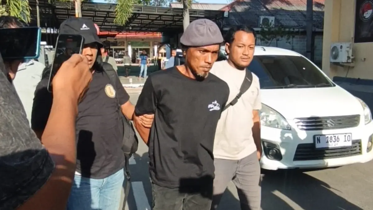 DIAMANKAN: Satuan, pelaku pembunuhan terhadap ibu mertua dan penganiayaan pada istrinya dikeler anggota Satreskrim Polres Mojokerto usai dibekuk di Kota Surabaya, kemarin (6/5). (Rizal JPRM)