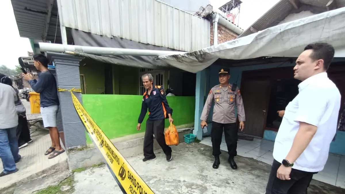 GARIS POLISI: Satreskrim Polres Mojokerto bersama tim inafis melakukan olah TKP untuk menyelidiki kasus pembunuhan dan penganiayaan di Dusun Sumbertempur, Desa Sumbergirang, Kecamatan Puri, kemarin (6/5). (Rizal JPRM)