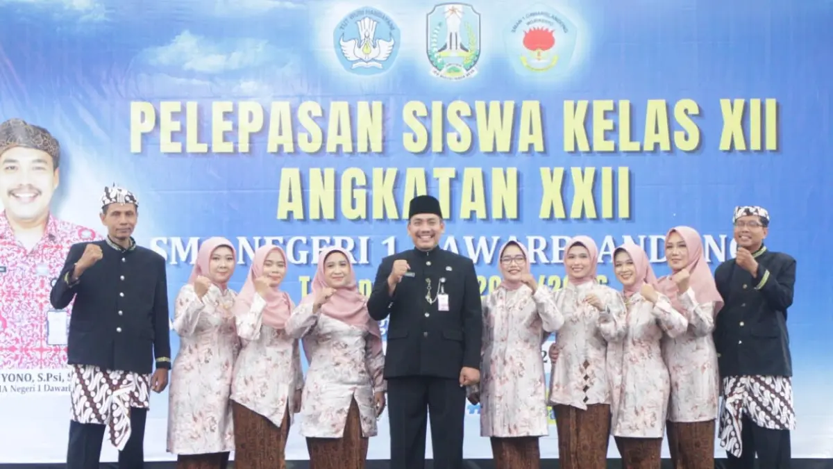 Kepala SMAN 1 Dawarblandong Edy Sucahyono (tengah) bersama jajaran guru.