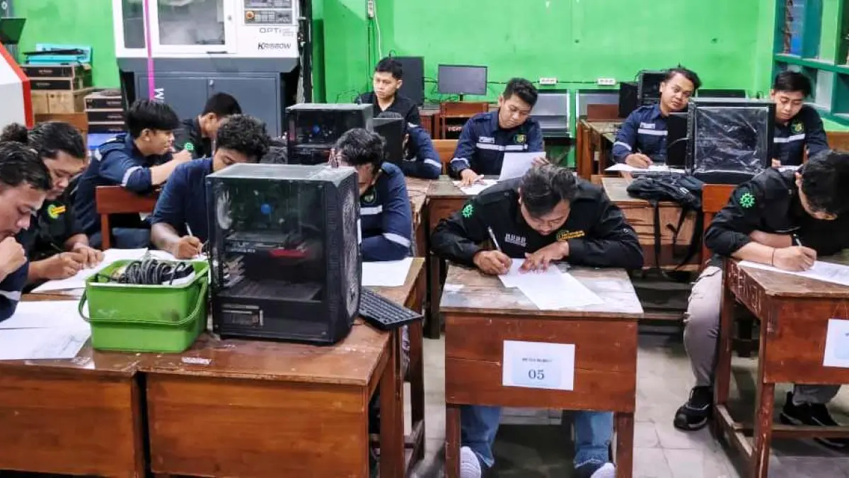 KULIAH SAMBIL KERJA: Suasana perkuliahan mahasiswa Politama di kampus yang berada di Jalan Tamansiswa, Kota Mojokerto. (Arief JPRM)