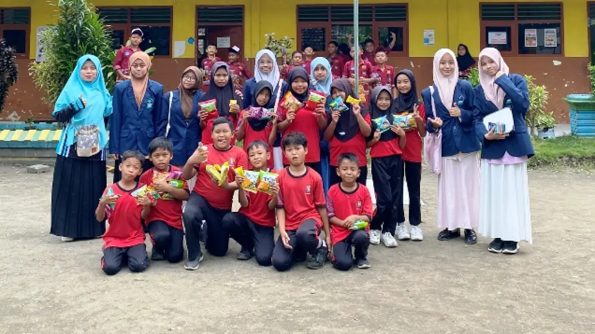 MENGABDI: Siswa SMPIT Permata mengikuti sejumlah aktivitas kegiatan warga di Desa Bangeran, Kecamatan Dawarblandong, dalam kegiatan AAM yang digelar pada 29 April hingga 2 Mei 2026 lalu. 