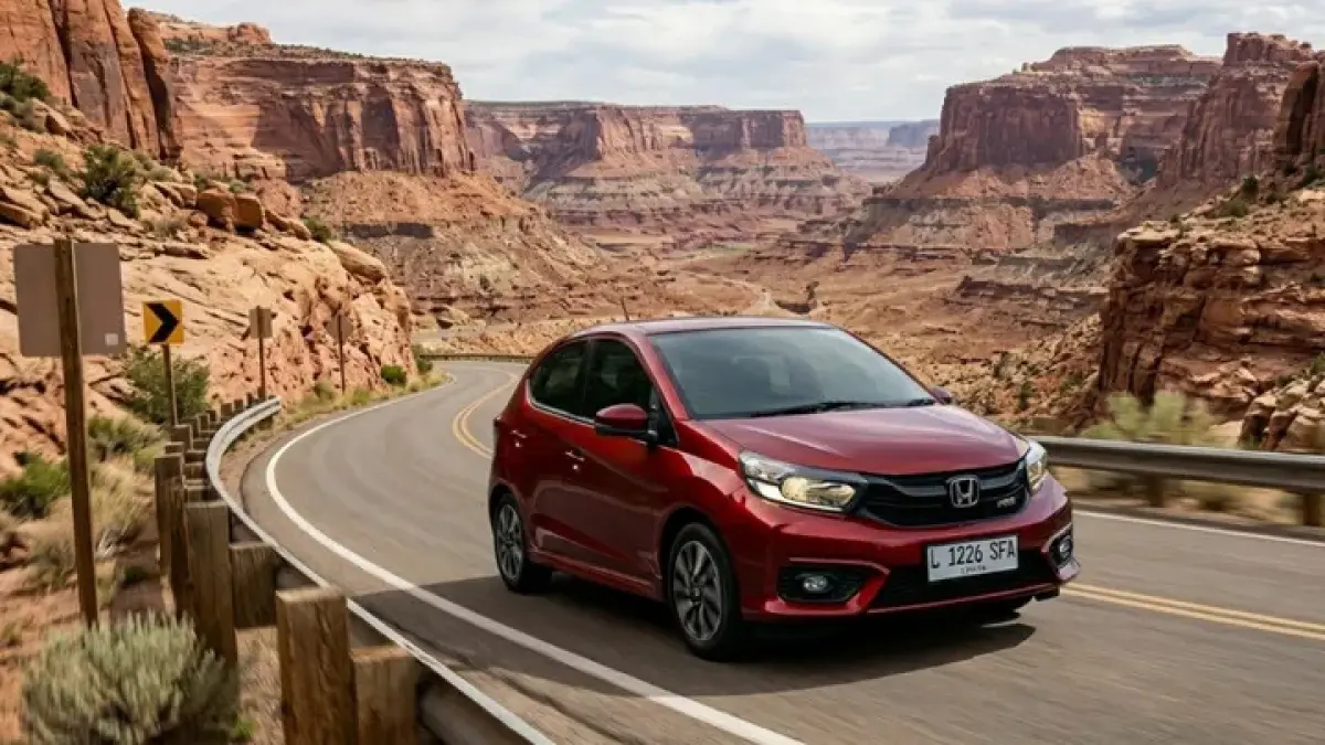 "Naik level dengan fitur baru! Honda Brio 2026 hadir lebih modern dengan head unit besar, kamera mundur, door visor, hingga mud guard — menjadikannya city car favorit yang semakin lengkap."