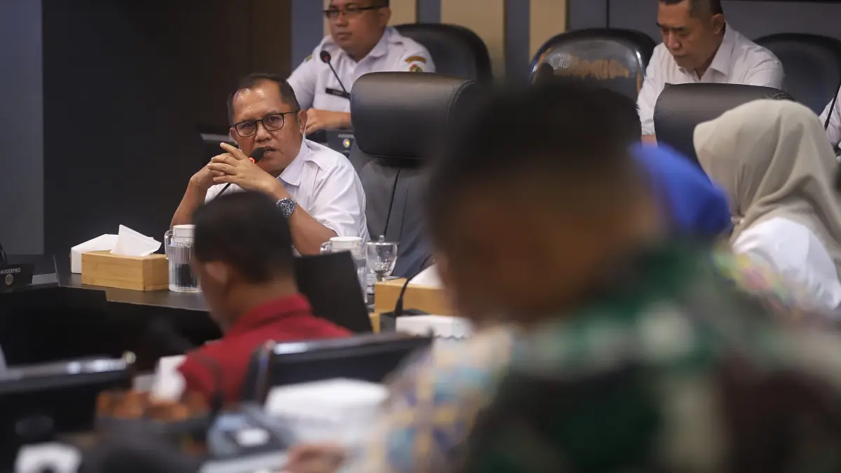 PERSUASIF: Ketua Tim Terpadu Pertambangan MBLB Kabupaten Mojokerto Teguh Gunarko didampingi anggota, mengedukasi puluhan pemilik tambang ilegal di ruang rapat SBK Pemkab Mojokerto, kemarin (6/5). (Sofan JPRM)