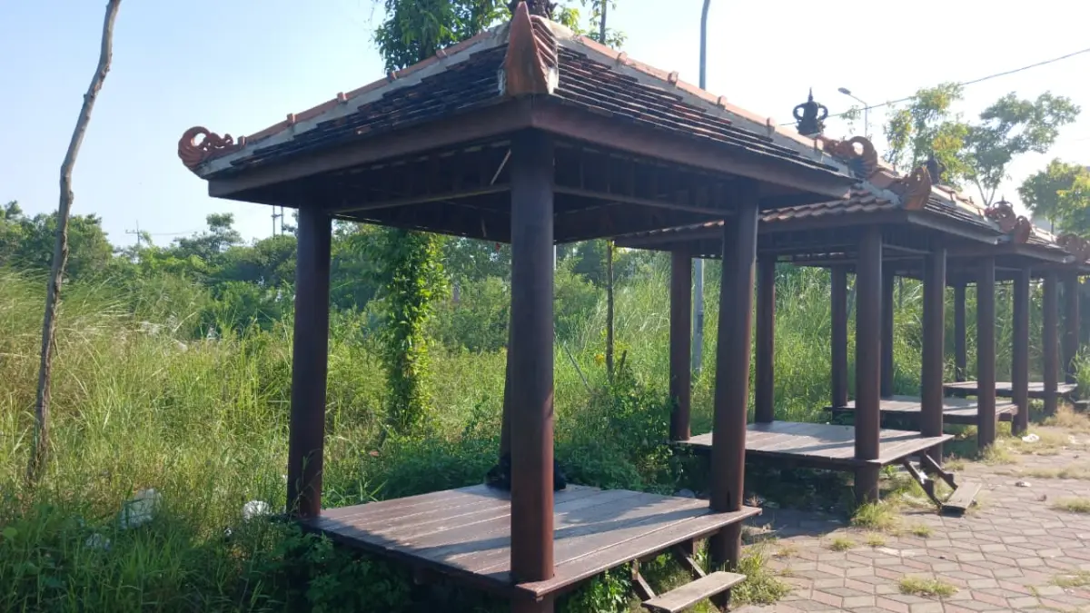 TAK TERAWAT:&nbsp;Kondisi taman gazebo di kompleks TBM, Kecamatan Prajurit Kulon, Kota Mojokerto, yang bersampah dan dikelilingi rumput liar, kemarin (6/5). (Adi JPRM)

&nbsp;
