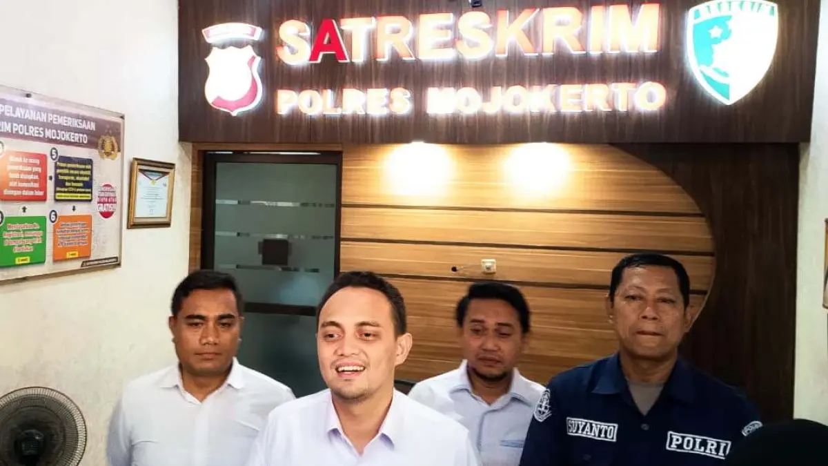 TERUNGKAP: Kasatreskrim Polres Mojokerto AKP Aldhino Prima Wirdhan memberikan keterangan pers usai berhasil membekuk Satuan, pelaku pembunuhan dan penganiayaan, kemarin (6/5).  (Rizal JPRM)