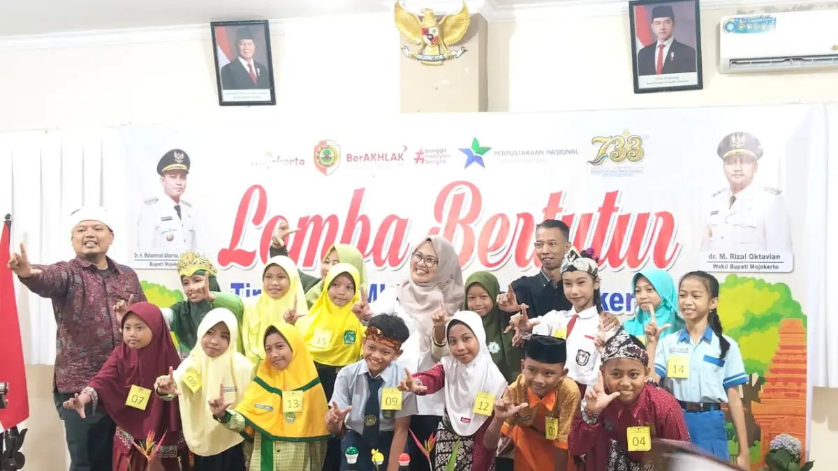 TINGKATKAN LITERASI: Kepala Disperka Nalurita Priswiandini, tim dewan juri, dan peserta Lomba Bertutur foto bersama di aula Perpustakaan Daerah, kemarin (6/5). (Indah JPRM)