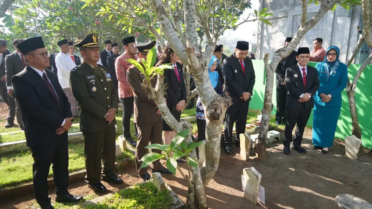 TABUR BUNGA: Bupati Muhammad Albarraa bersama istri, Shofiya Hanak Albarraa, didampingi Wakil Bupati dr Muhammad Rizal Zakaria Octavian dan istri, serta unsur forkopimda hingga kepala OPD saat berziarah ke makam beberapa mantan bupati terdahulu di kompleks pemakaman Lingkungan Pekuncen, Kelurahan Surodinawan, Kecamatan Prajurit Kulon, Kota Mojokerto, kemarin (7/5). (Dori JPRM)