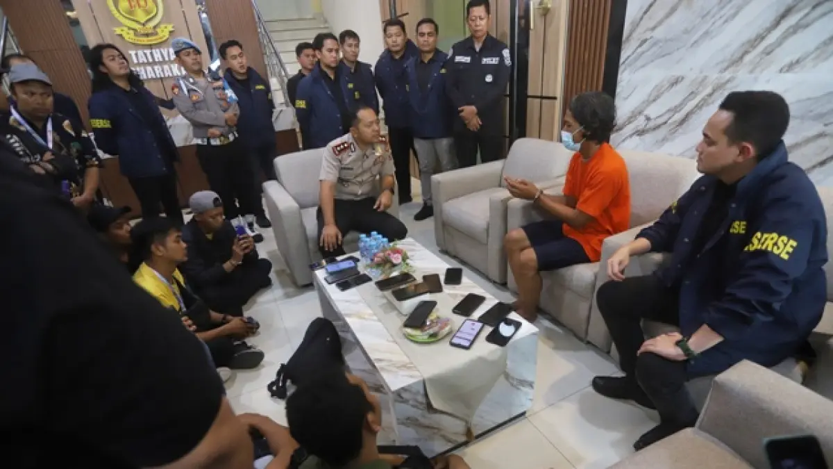 TERUNGKAP: Kapolres Mojokerto AKBP Andi Yudha Pranata didampingi Kasatreskrim AKP Aldhino Prima Wirdhan saat menggelar pers rilis ungkap kasus pembunuhan dan penganiayaan yang dilakukan menantu terhadap ibu mertua dan istrinya di Mapolres Mojokerto, kemarin (7/5). (Sofan JPRM)