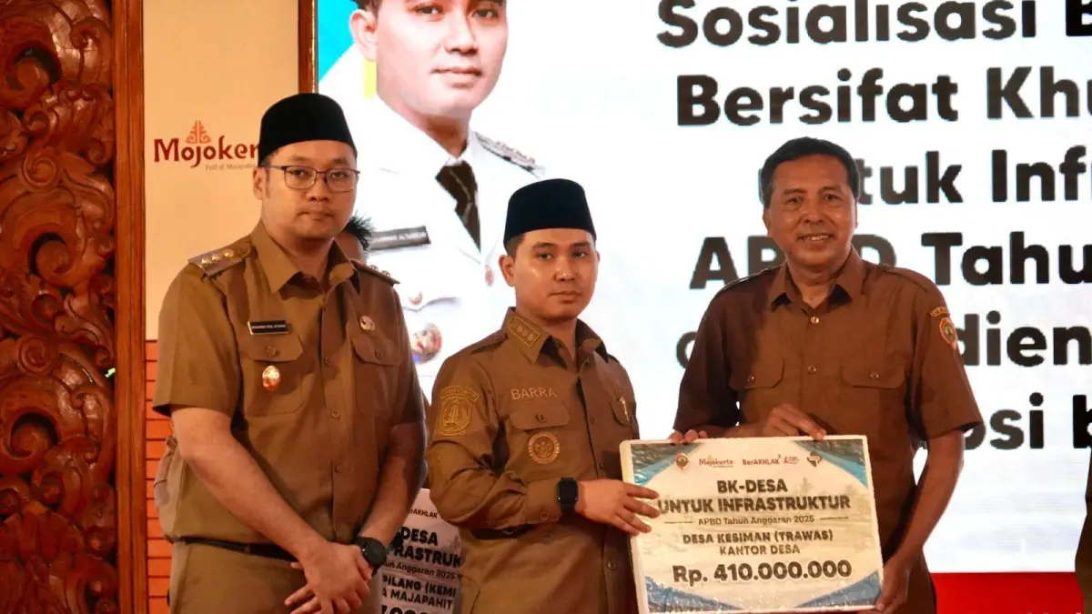 AKSELERASI PEMBANGUNAN: Bupati Mojokerto Muhammad Albarraa didampingi Wabup dr. Muhammad Rizal Oktavian menyerahkan BK Desa secara simbolis untuk Infrastruktur pada tahun anggaran 2025.