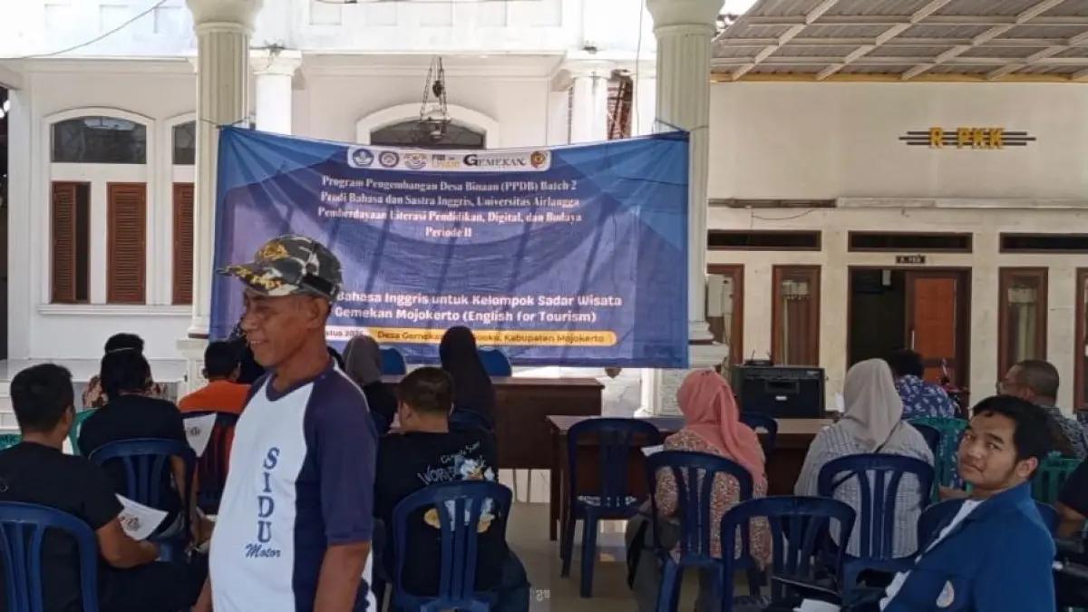 BANGUN SDM:&nbsp; Masyarakat Desa Gemekan, Kecamatan Sooko, Kabupaten Mojokerto, mengikuti pelatihan bahasa Inggris dan menari yang menjadi bagian pengembangan desa wisata. (dok Pemdes Gemekan for JPRM)