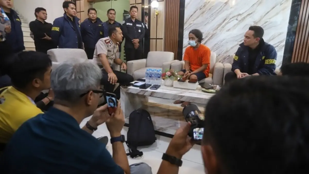 BERUJUNG PENYESALAN: Kapolres Mojokerto AKBP Andi Yudha Pranata saat menginterogasi Satuan, 42, tersangka pembunuhan terhadap ibu mertua dan menganiaya istrinya, di Mapolres Mojokerto, kemarin (7/5).  (Sofan JPRM)
